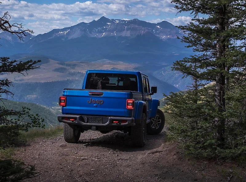 Jeep Gladiator, pohled zezadu s korbou