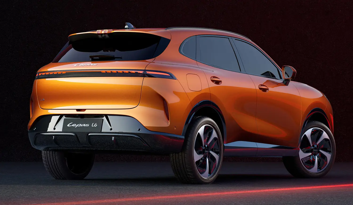 LEPAS L6 zezadu – zadní partie připomínají Porsche Cayenne