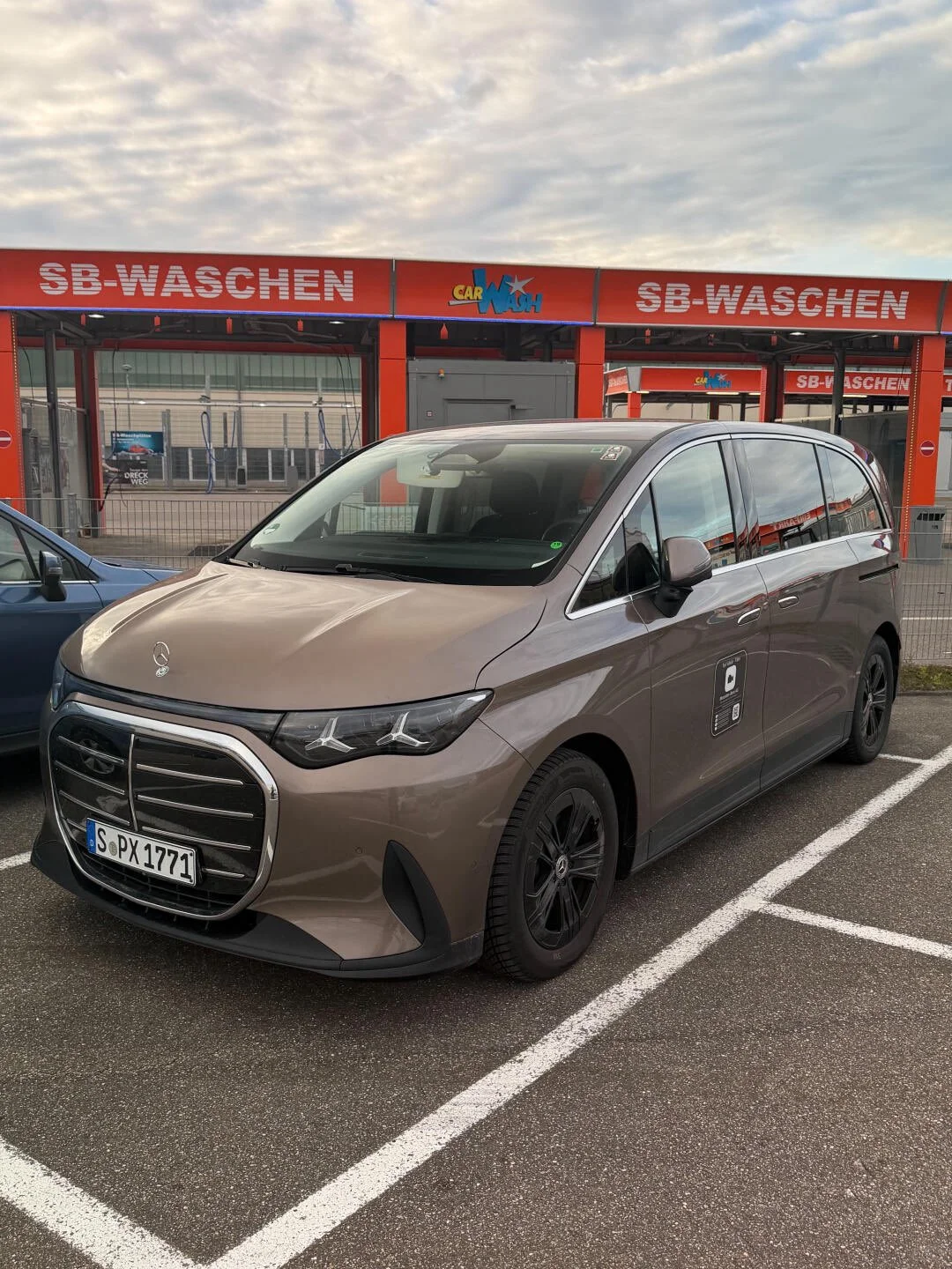 Mercedes-Benz VLE zachycen na parkovišti v Sinsheimu