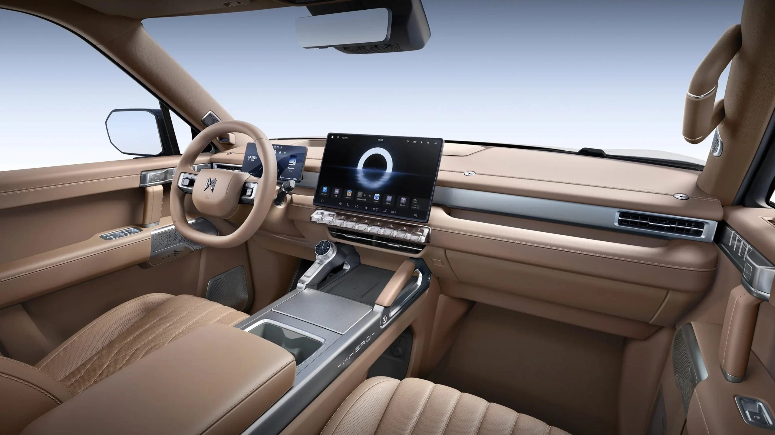 Interiér MHero 817 s béžovou koženou výbavou, centrální dotykový displej s logem M-Hero