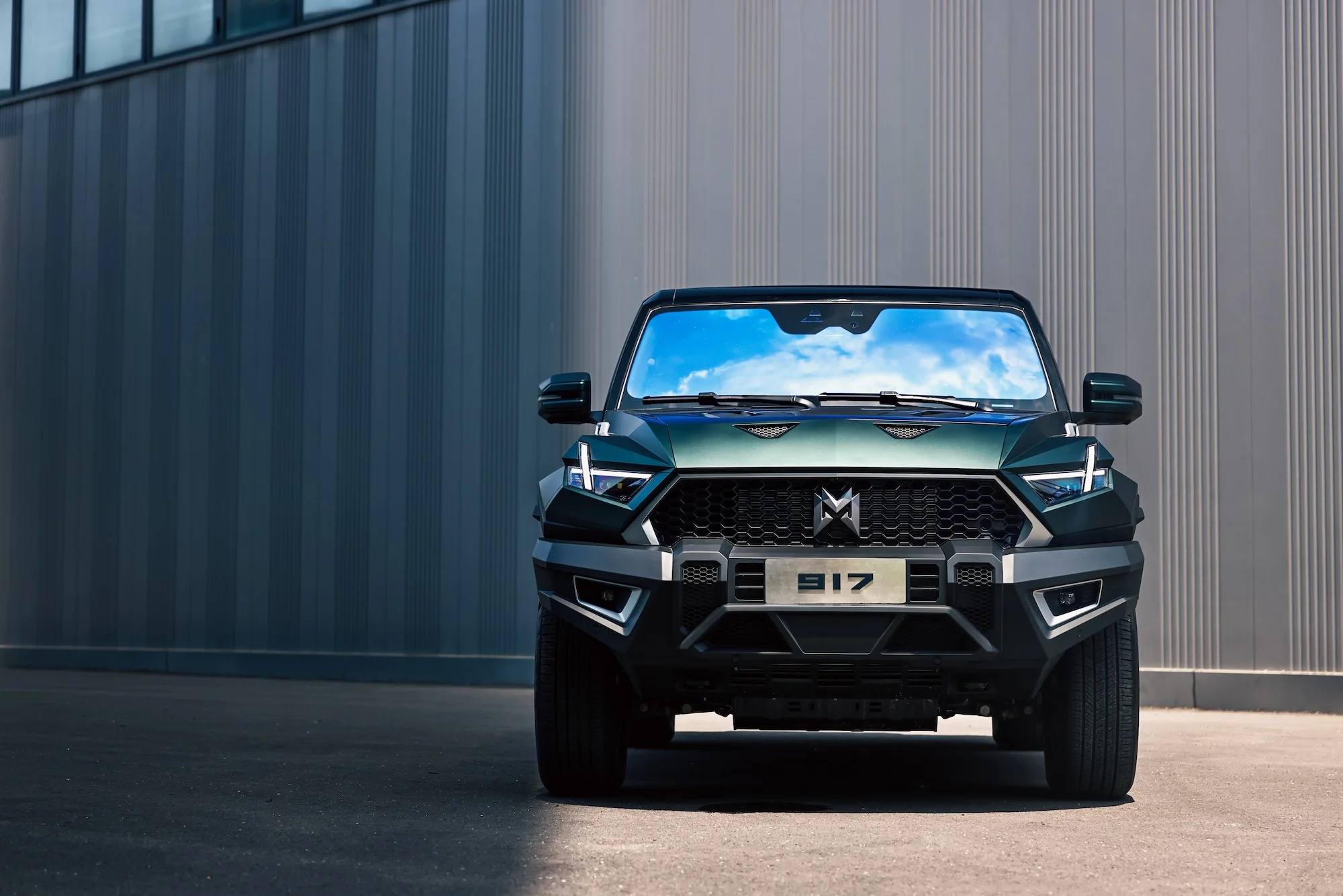 Čelní pohled na MHero 917 v tmavě zeleném laku, výrazná maska s logem M