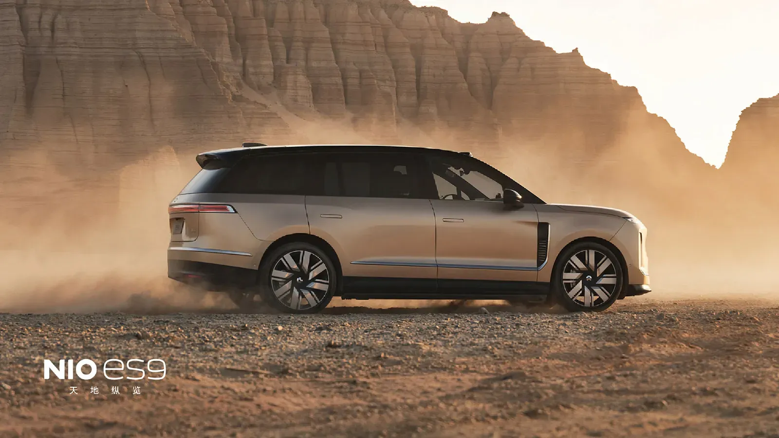 NIO ES9 v bočním pohledu v poušti