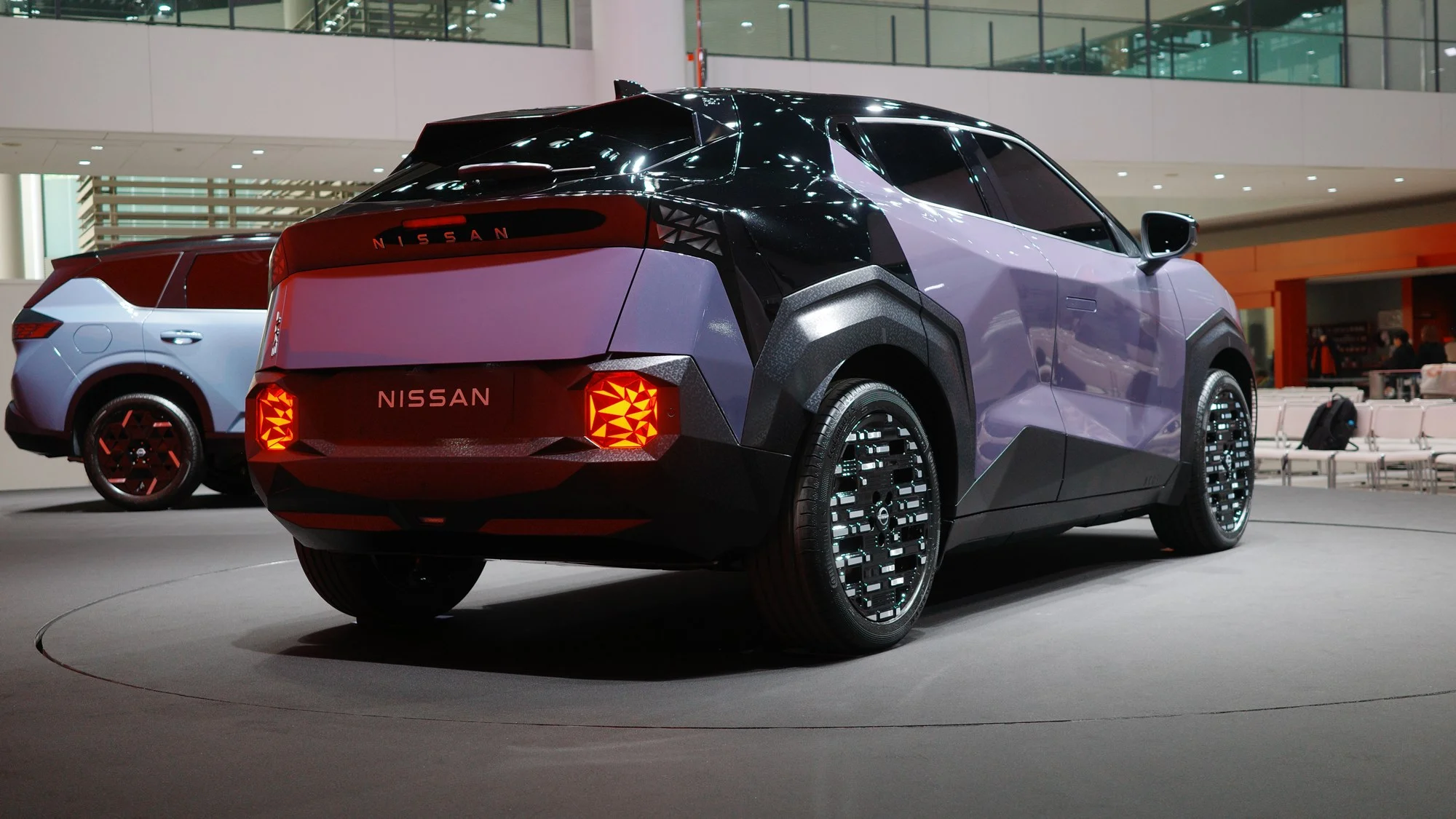 Nissan Juke EV – zadní pohled z odhalení