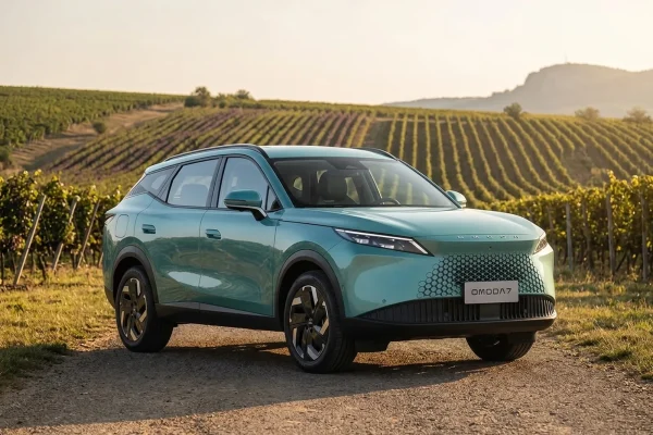 Omoda 7 Super Hybrid v barvě Larimar Green zaparkovaná u moravských vinic pod Pálavou