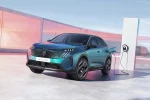 Nový Peugeot 3008 Plug-in Hybrid 225 AUTO se dobíjí ze stojanu