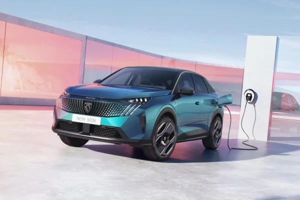 Nový Peugeot 3008 Plug-in Hybrid 225 AUTO se dobíjí ze stojanu