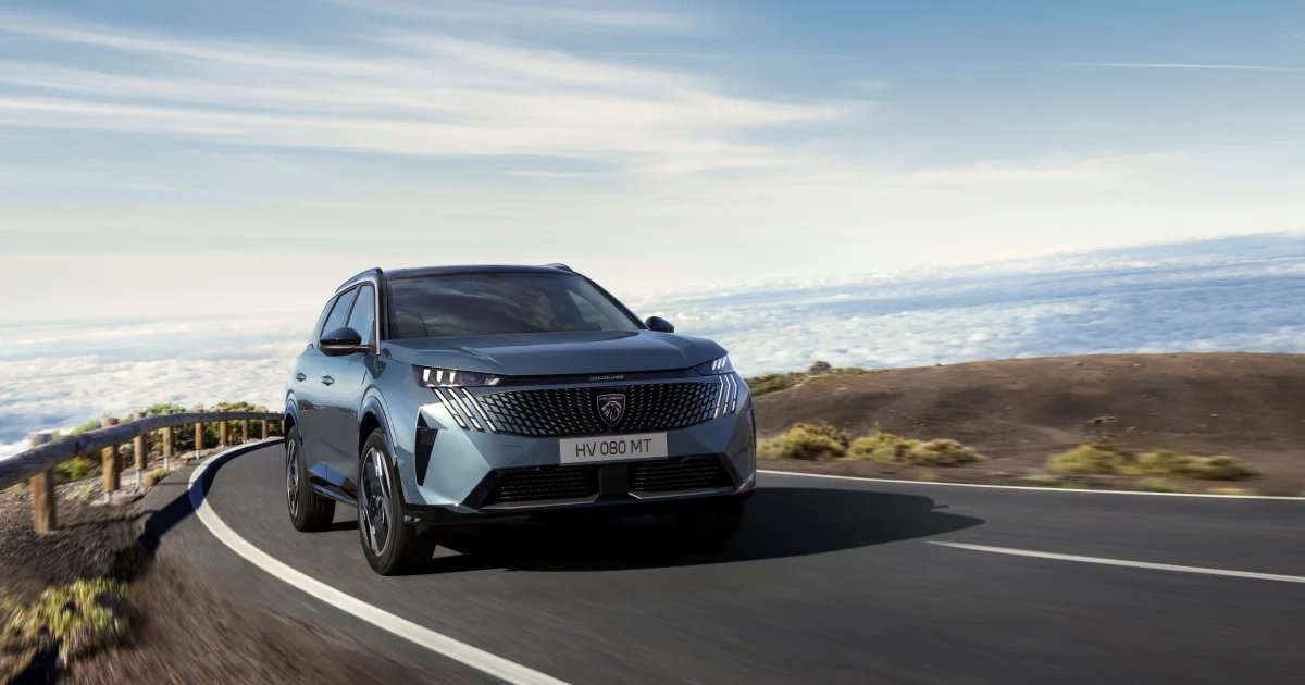 Peugeot 5008 Hybrid 145 v jízdě, přední pohled, metalická modrá Obsession