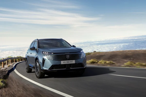 Peugeot 5008 Hybrid 145 v jízdě, přední pohled, metalická modrá Obsession