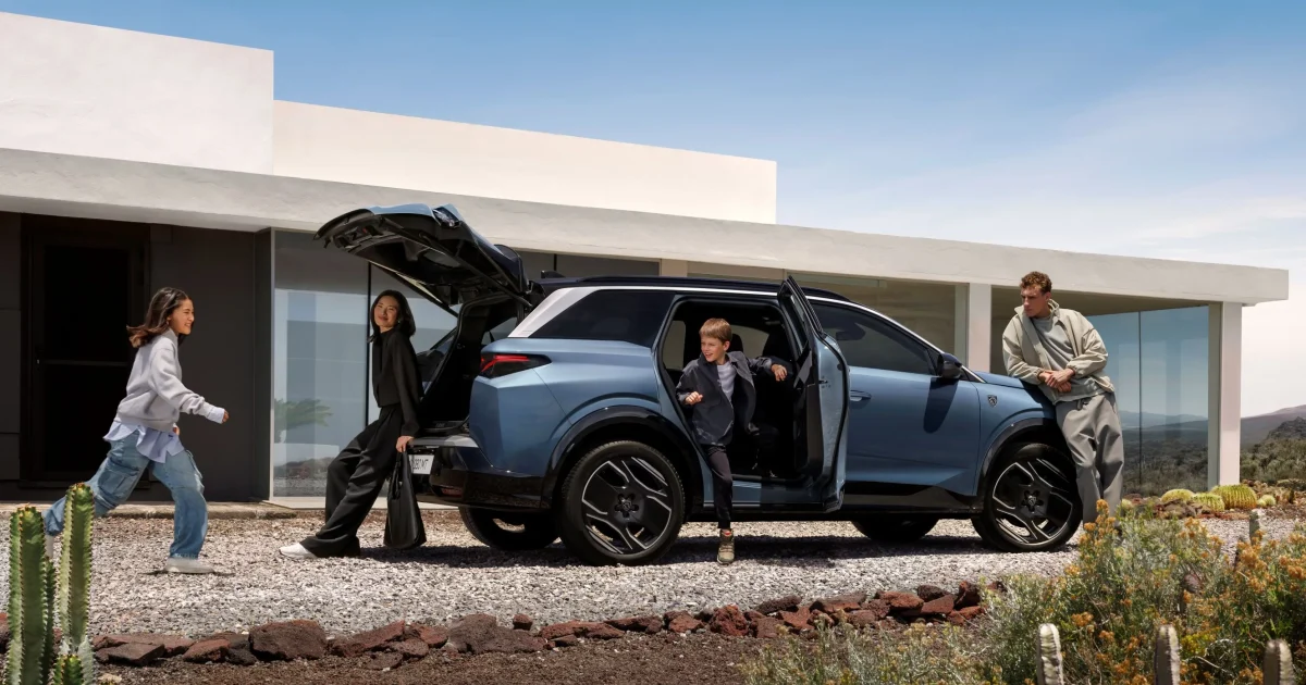 Peugeot 5008 současné generace s rodinou u vozu