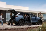 Peugeot 5008 současné generace s rodinou u vozu