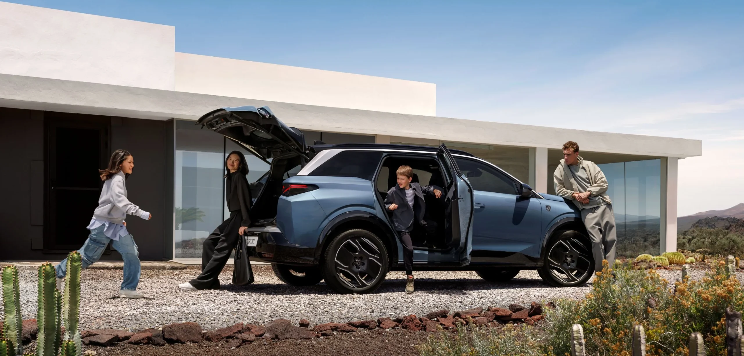 Peugeot 5008 Hybrid 145 v přírodě s rodinou, modrá barva Obsession