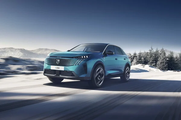 Peugeot E-3008 Dual Motor exteriér v zimní krajině