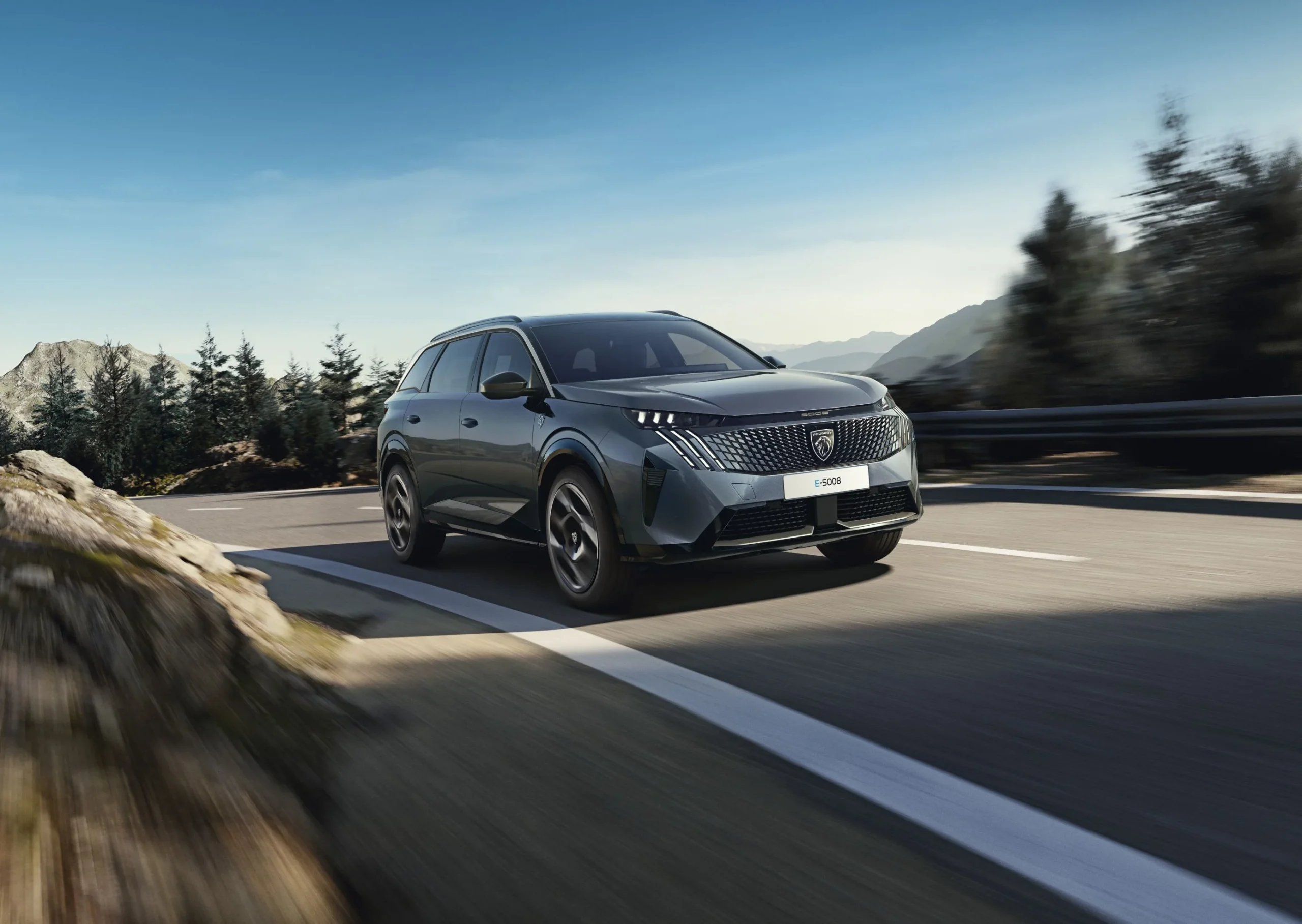 Peugeot E-5008 Dual Motor v jízdě na horské silnici