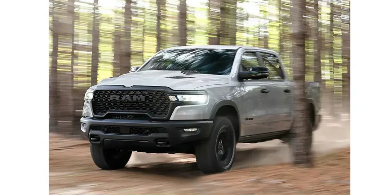 RAM 1500 2025 v šedé barvě v pohybu lesní cestou