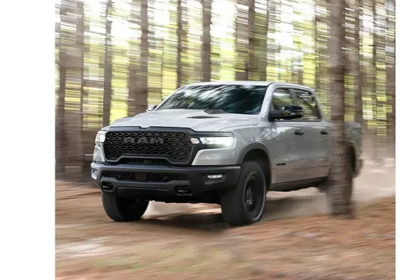 RAM 1500 2025 v šedé barvě v pohybu lesní cestou
