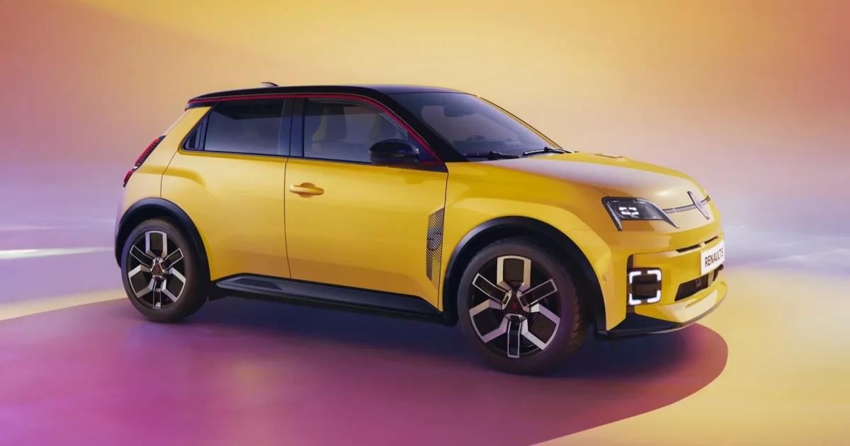 Renault 5 E-Tech electric ve žluté barvě — tříčtvrteční pohled