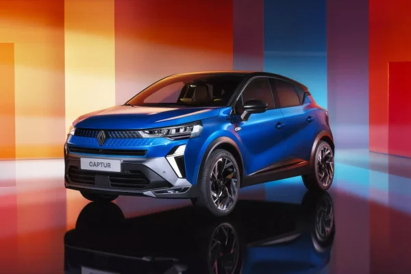 Renault Captur 2024 facelift modrý 3/4 přední pohled studio