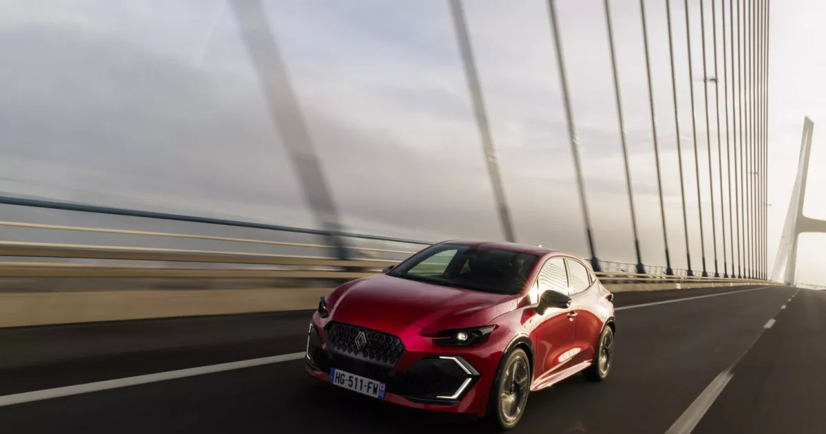 Renault Clio 6 v červené barvě na dálničním mostě