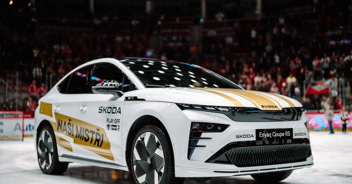 Škoda Enyaq Coupé RS s livreou Naši mistři na ledové ploše Werk Areny v Třinci