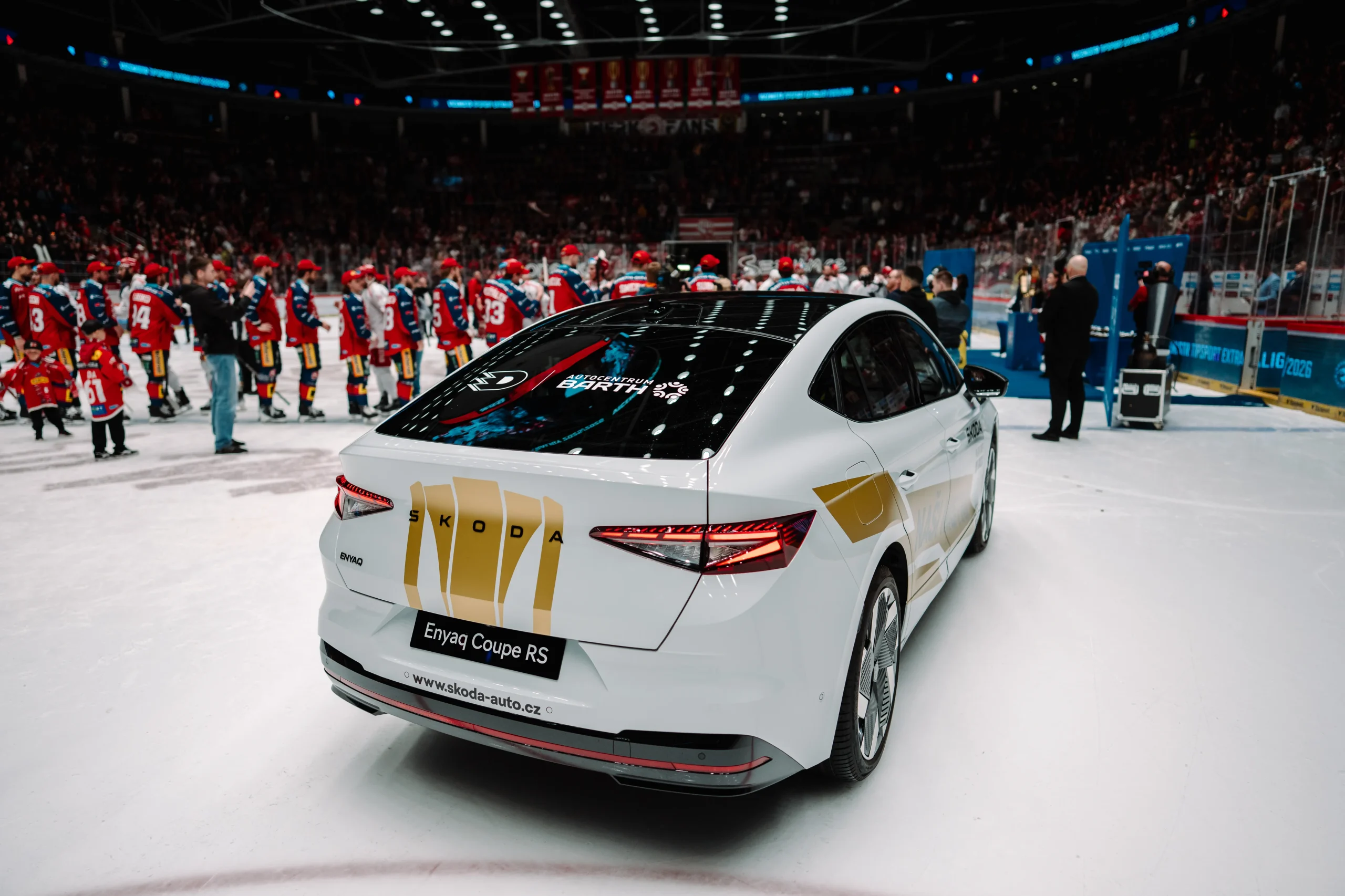 Škoda Enyaq Coupé RS zezadu na ledové ploše s hokejisty Pardubic v pozadí