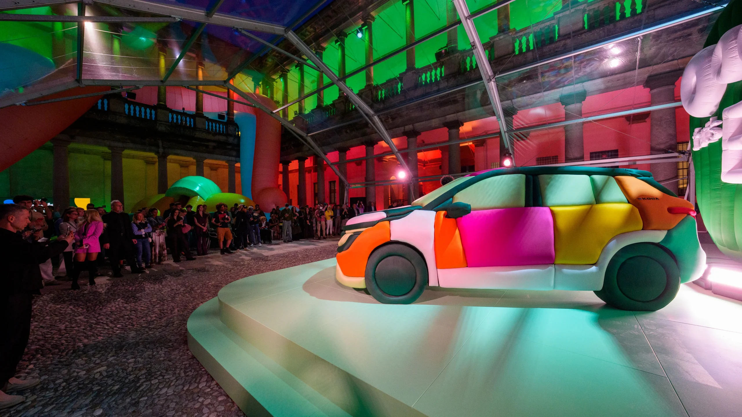 Epiq Sculpt — ručně tvarovaná socha crossoveru Škoda Epiq z modelíny, vystavená na Milan Design Week 2026