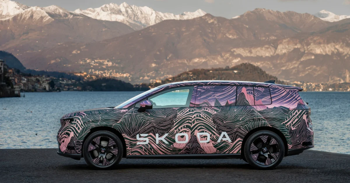 Škoda Peaq v kamufláži — boční profil u jezera Como