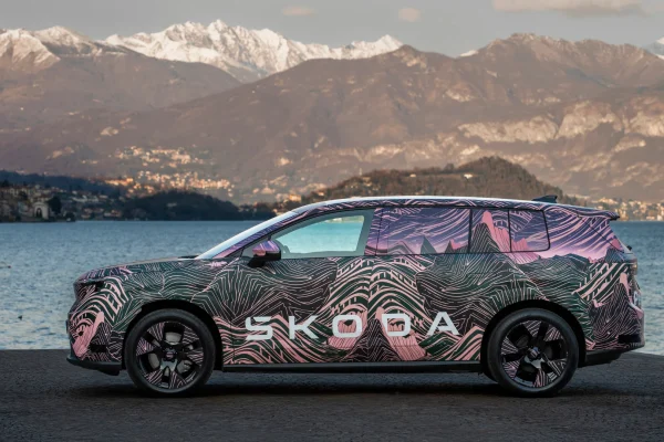 Škoda Peaq v kamufláži — boční profil u jezera Como