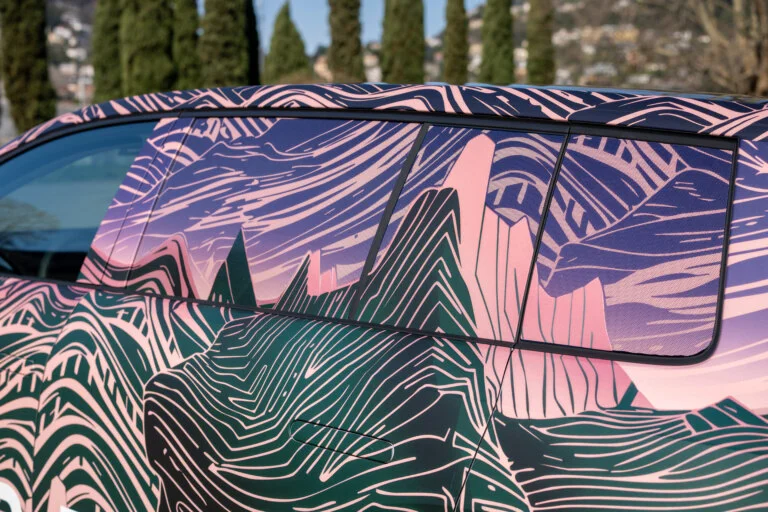 Detail kamufláže Škoda Peaq s motivem hor a západu slunce