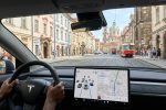 Tesla Model Y interiér s FSD displejem při jízdě Prahou