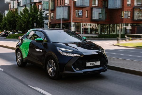 Toyota C-HR v polepu služby Bolt v pohybu na městské silnici