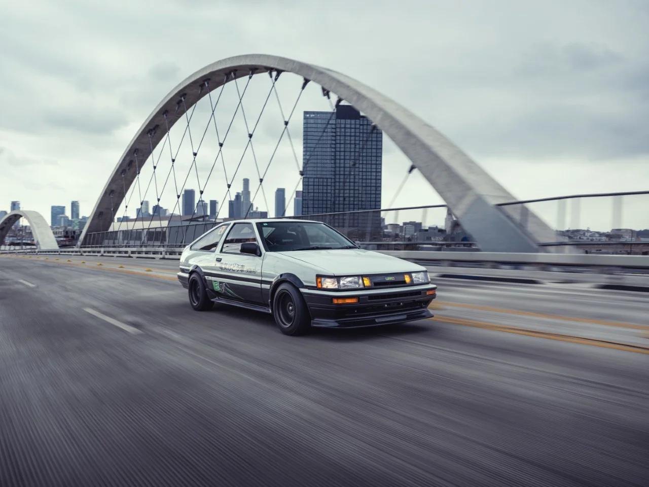 Toyota Corolla AE86 BEV Concept na mostě v Los Angeles