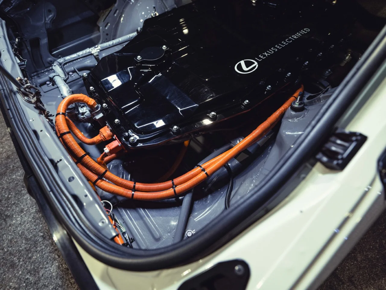 Elektromotor Lexus Electrified v motorovém prostoru Toyota AE86