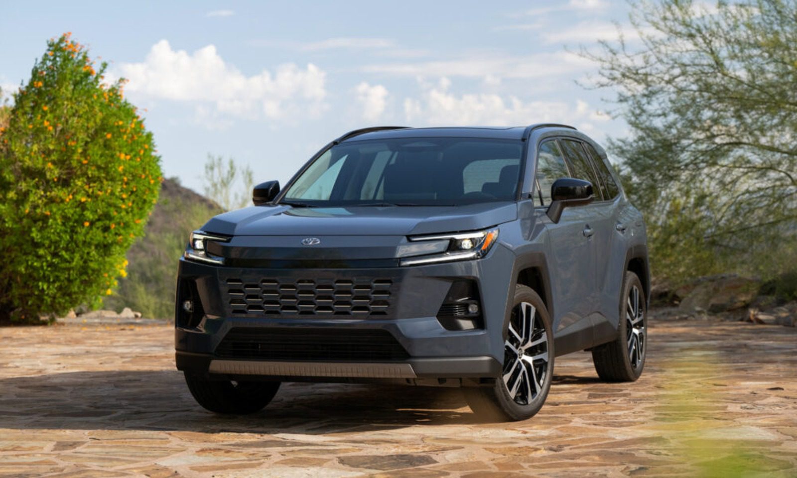 Toyota RAV4 Limited 2026 zepředu v barvě Storm Cloud