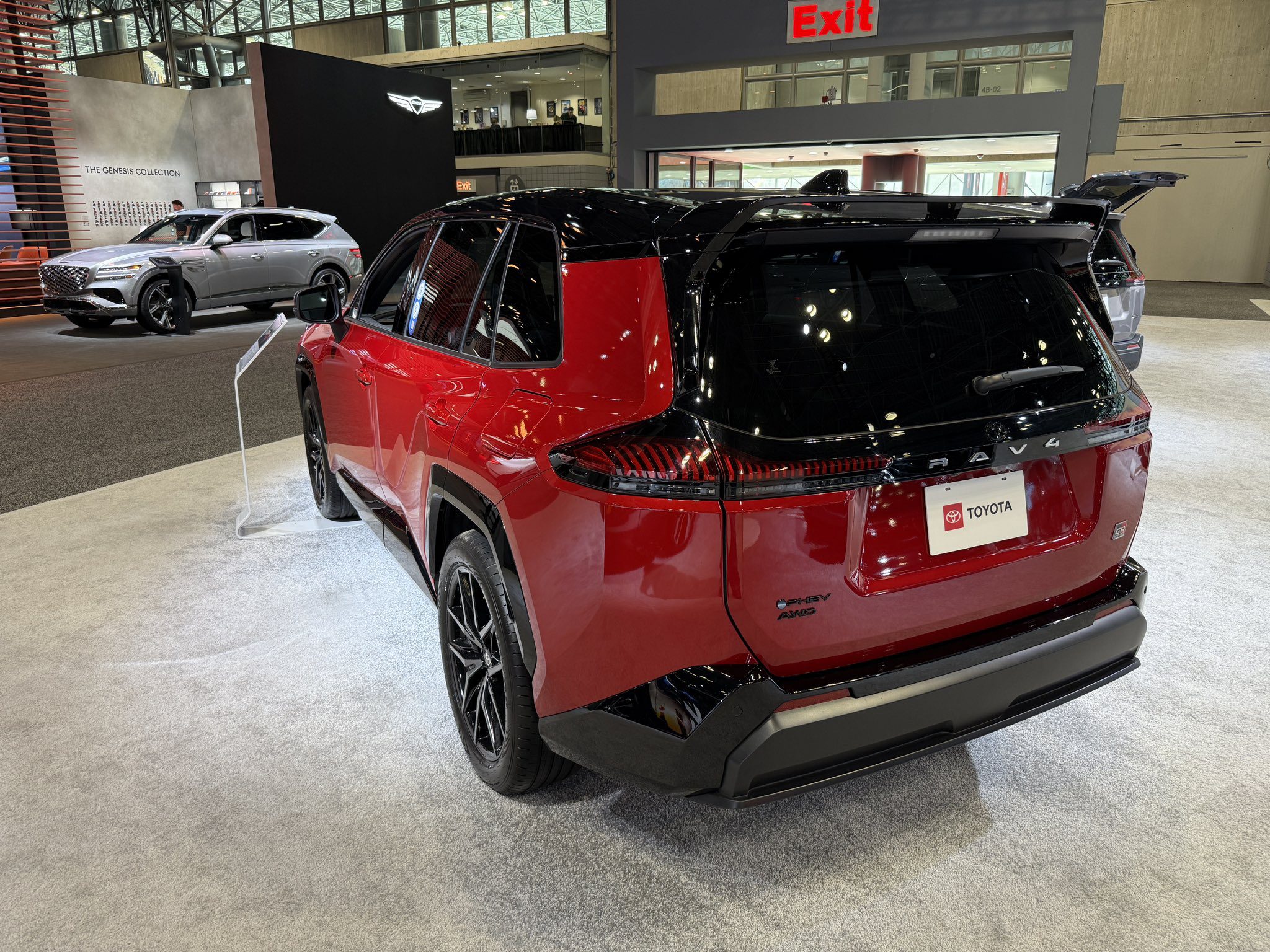Červená Toyota RAV4 PHEV AWD GR Sport na stánku na New York Auto Show