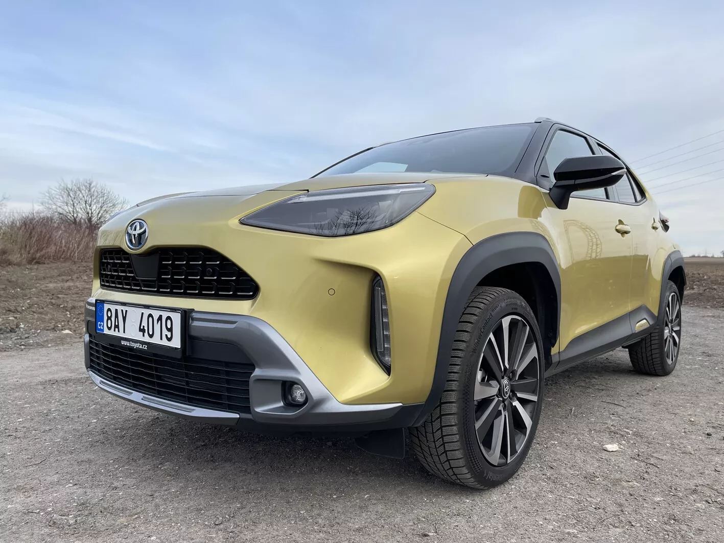 Toyota Yaris Cross 2026 v 3/4 pohledu zpředu — nový grill facelift