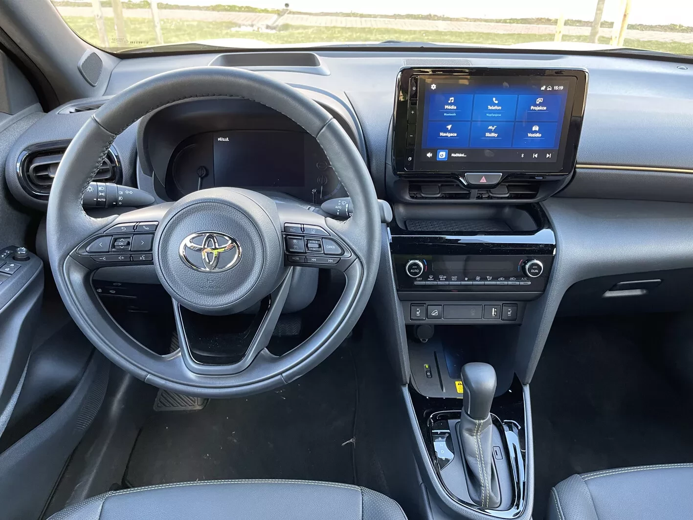 Interiér Toyota Yaris Cross s digitálními přístroji