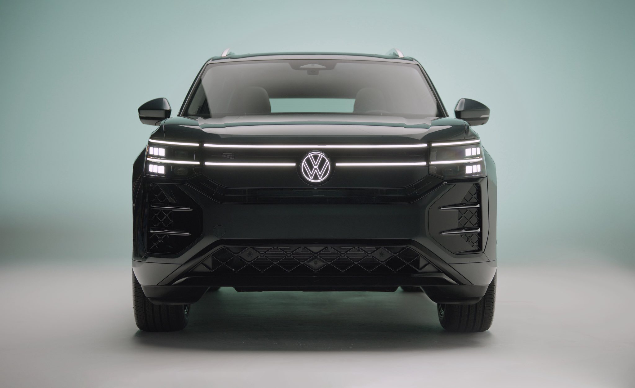 Volkswagen Atlas 2027 – přední partie s osvíceným znakem VW