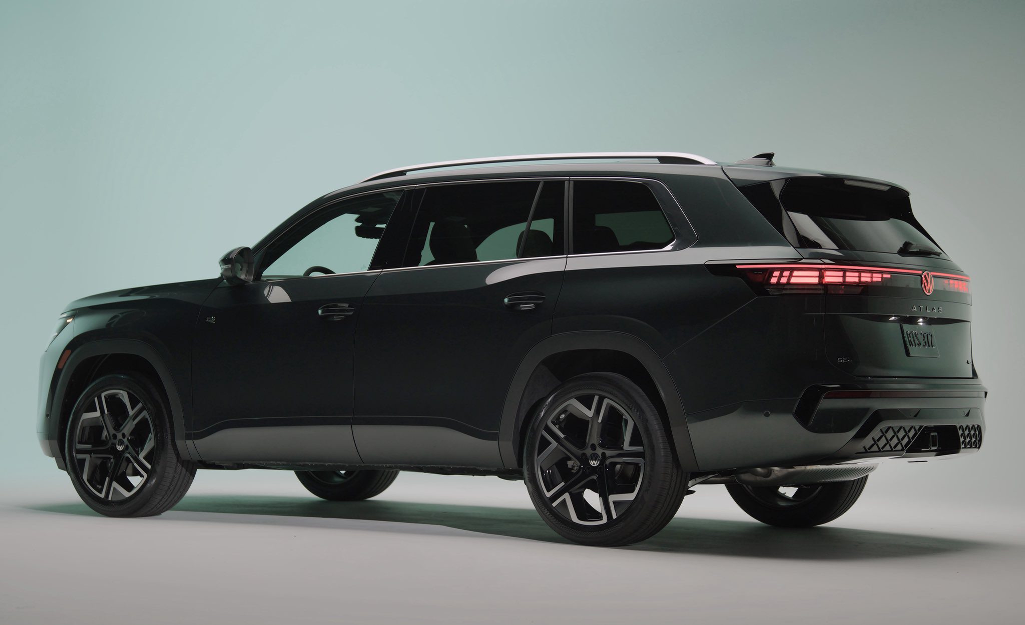 Volkswagen Atlas 2027 – zadní partie s LED světelnou lištou přes celou šířku