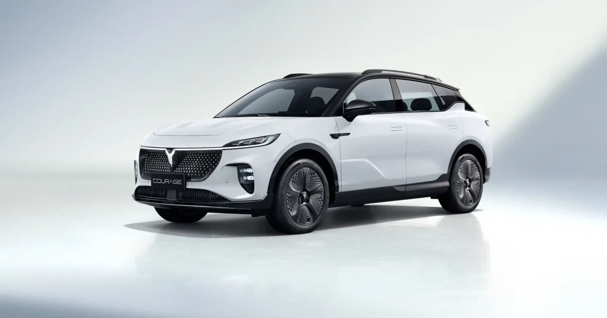 Voyah Courage v bílém laku ve studiu — elektrické SUV pro český trh