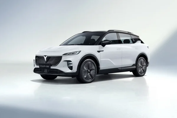 Voyah Courage v bílém laku ve studiu — elektrické SUV pro český trh