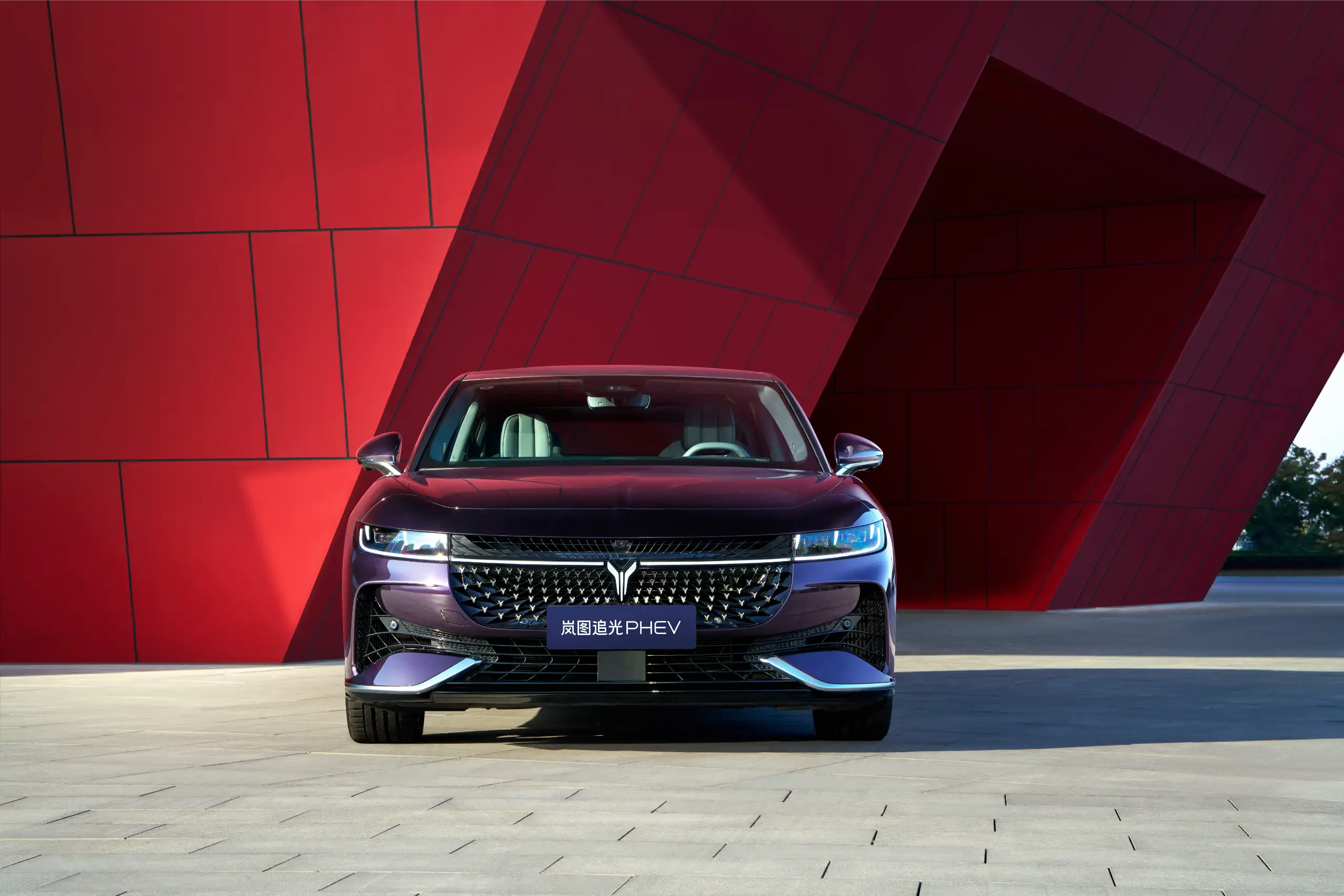 Voyah Passion PHEV ve fialovém laku — sedan se systémovým výkonem 390 kW