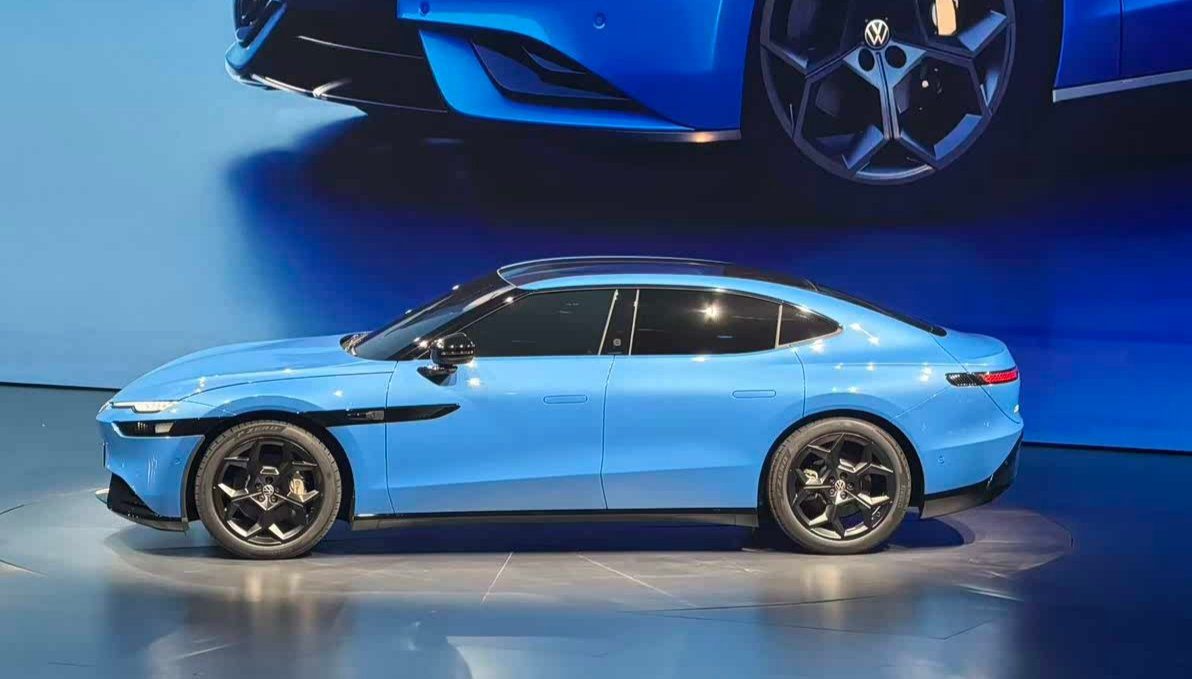 VW UNYX 09 boční pohled — protáhlá střecha, skryté kliky, černé pruhy na blatnících