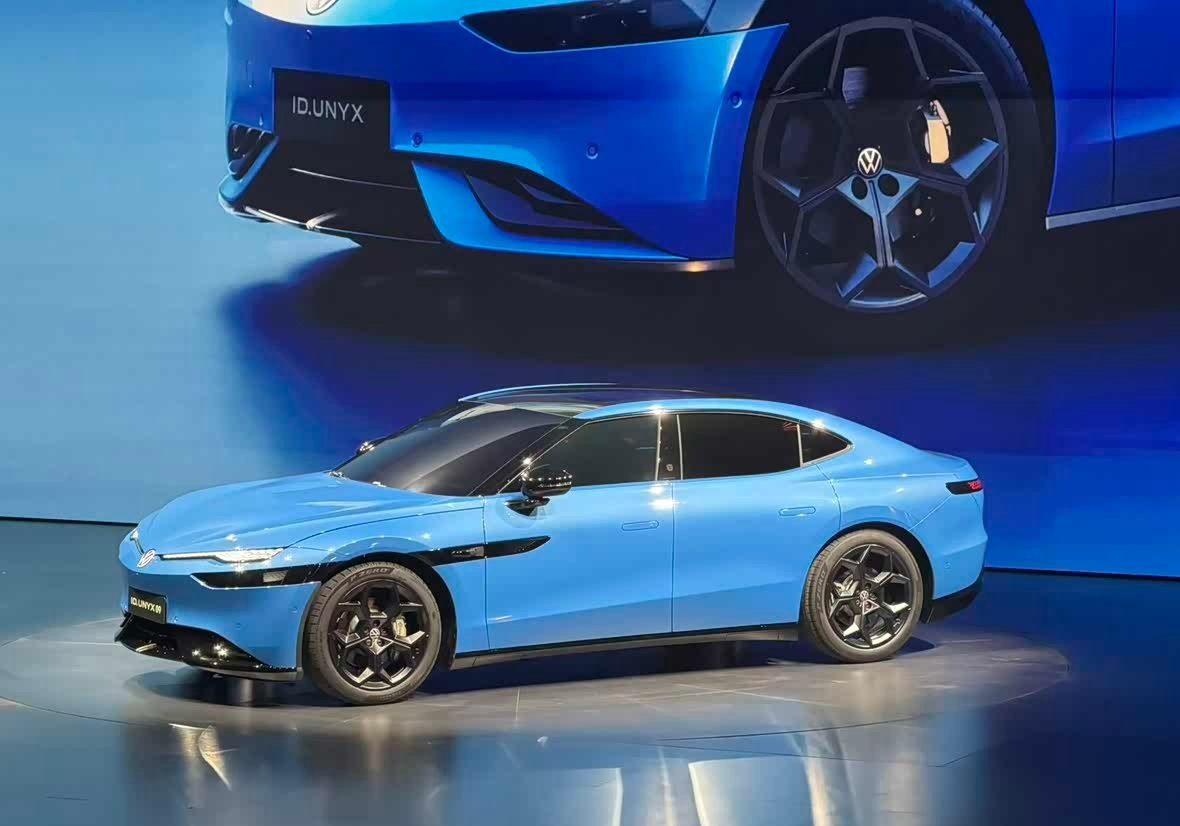 VW UNYX 09 detail — Face ID senzor v B-sloupku, dělené světlomety