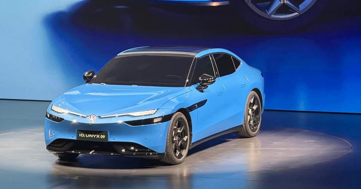 Volkswagen ID. UNYX 09 — modrá karoserie, čelní pohled na pětimetrový sedan