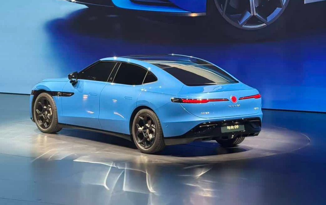 VW UNYX 09 zadní pohled — tenké LED svítilny, podsvícené logo