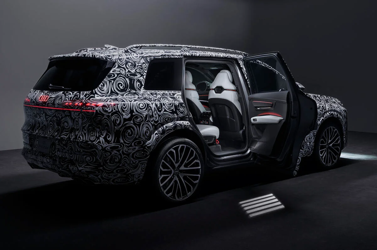 Audi Q9 oficiální foto exteriéru maskovaný prototyp s otevřenými dveřmi 2026