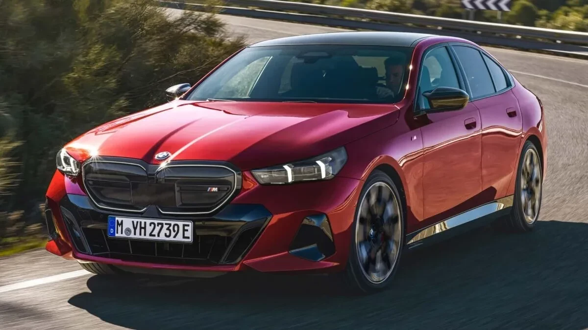 BMW i5 sedan exteriér boční pohled