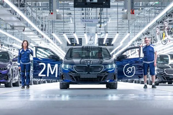 BMW i5 M60 xDrive v barvě Tanzanite Blue, dvoumiliontý elektromobil BMW Group, na lince továrny Dingolfing