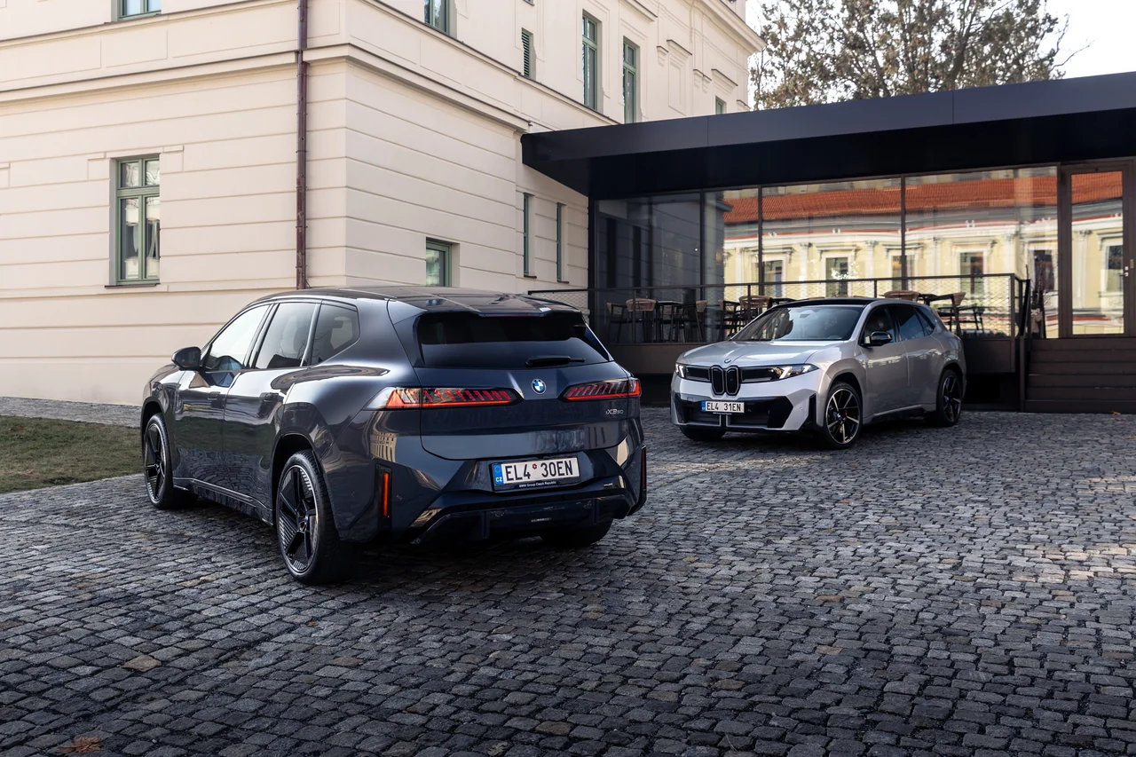 BMW iX3 50 xDrive a 40 sDrive zezadu, oficiální české press foto