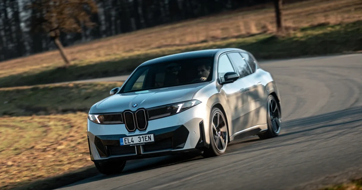 BMW iX3 40 sDrive 2026 při jízdě v Česku